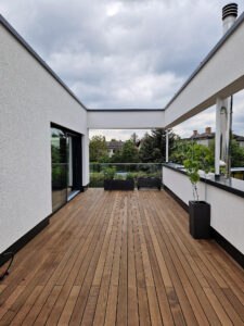 Holzterrasse auf Dachterrasse