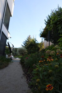 Staudenbeet und wassergebundene Wegedecke